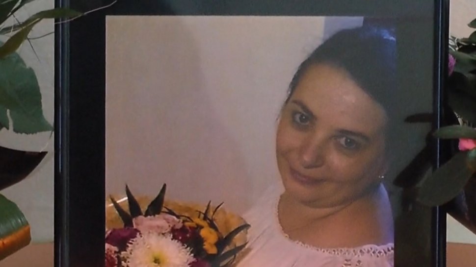 Directoarea ucisă de soț la Piatra Neamț trăia în teroare de 27 de ani. Cuvintele tulburătoare transmise de fiul care și-a văzut mama în sicriu