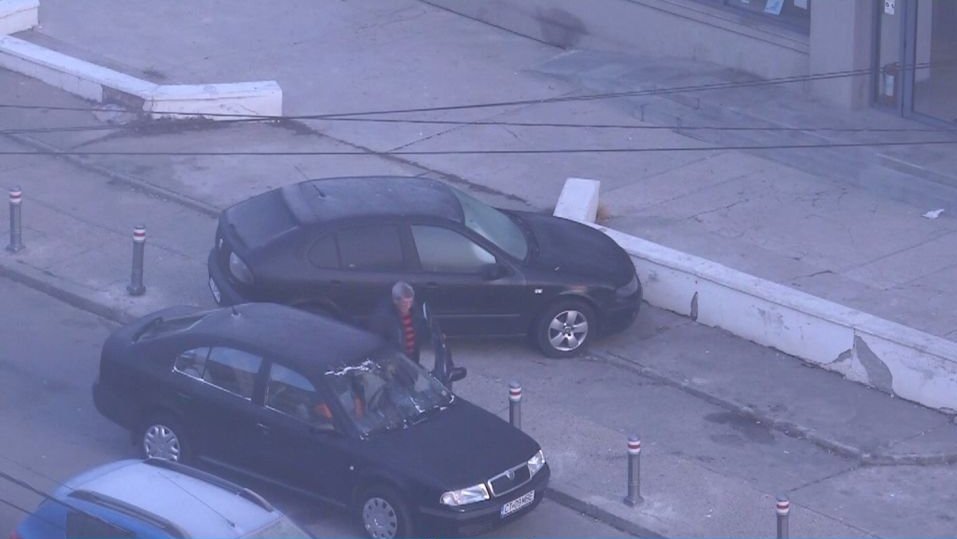 Imagini scandaloase la Constanţa. Cum a fost un surprins un şofer care voia să îşi parcheze maşina pe trotuar - VIDEO