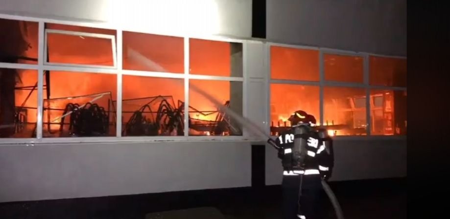 Incendiul de la fabrica din Urlaţi, stins după 12 ore. Peste 200 de oameni au rămas fără loc de muncă