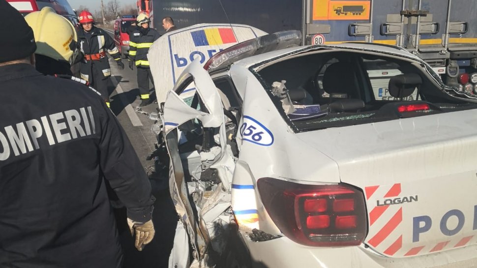 Mașină de poliție spulberată într-un accident cumplit la Caraș-Severin. Doi polițiști au fost grav răniți
