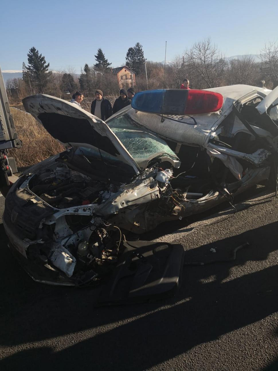 Mașină de poliție spulberată într-un accident cumplit la Caraș-Severin. Doi polițiști au fost grav răniți 638468