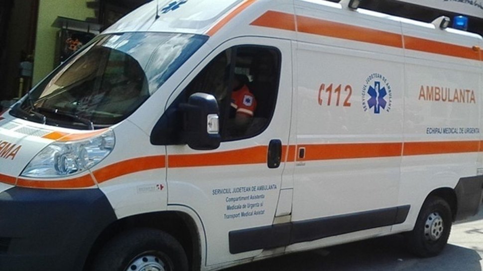  O ambulanță s-a răsturnat din cauza poleiului: ce spune Poliția