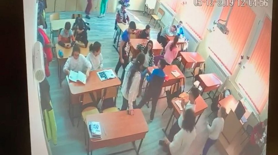 Primul caz de bullying din România, trimis în judecată. Familia elevului agresor şi şcoala riscă să plătească daune de 15.000 euro