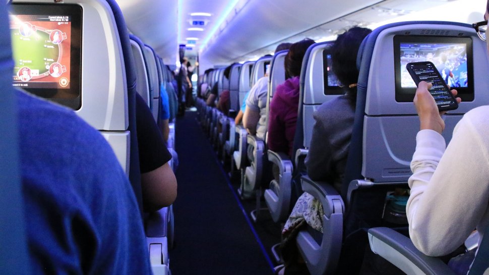 Un pasager a avut parte de o surpriză neplăcută, când a zărit ce se afla pe culoarul avionului. „Să înțeleg că a fost un zbor fierbinte?” (FOTO)