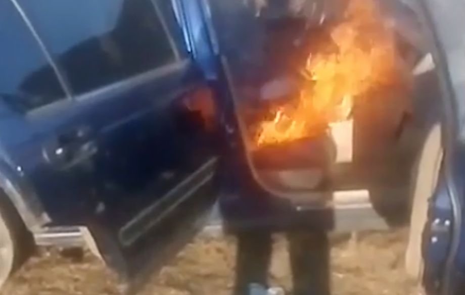 Un tânăr din Argeş şi-a dat foc la maşină, live pe Facebook. „Dați distribuiri că se face focul mare!”
