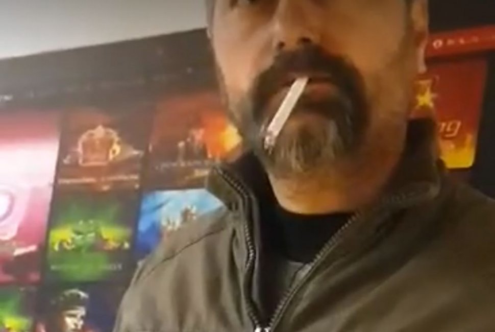 Bărbat filmat în timp ce fuma la metrou în București. Cum a reacționat după ce i s-a atras atenția! „Devii violent pentru o țigară? Atât te duce mintea?”