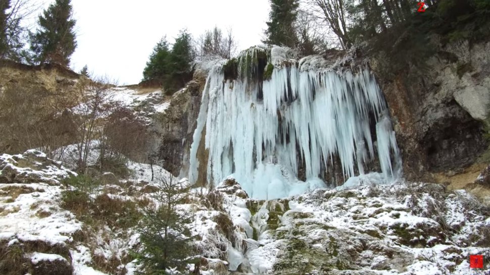 Cascada Pişoaia a îngheţat - VIDEO