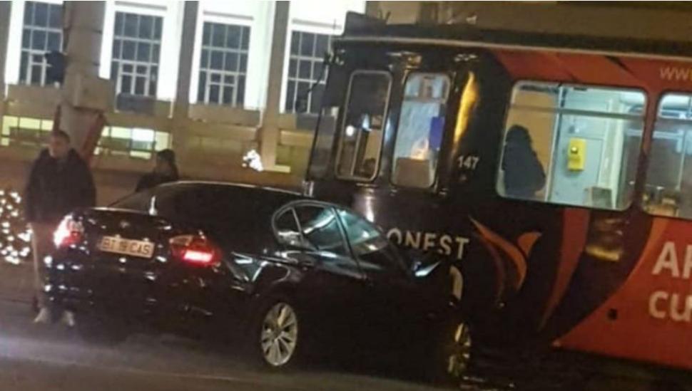 Un BMW s-a "înfipt" într-un tramvai. FOTO de la locul accidentului 638902