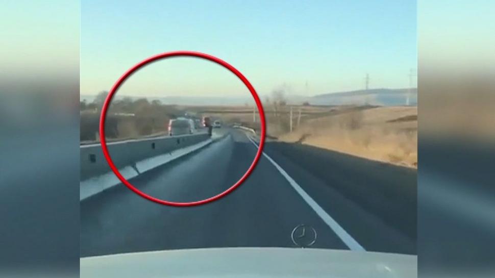 Incident șocant în trafic! Un șofer a rămas blocat pe contrasens după o depășire forțată, pe DN 13