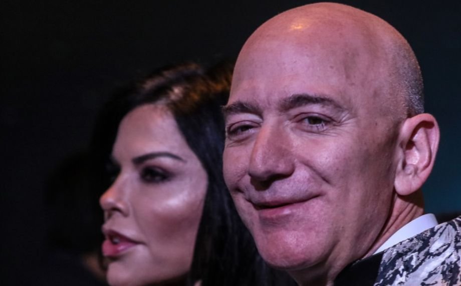 Jeff Bezos nu mai este cel mai bogat om al lumii. Cine i-a luat locul