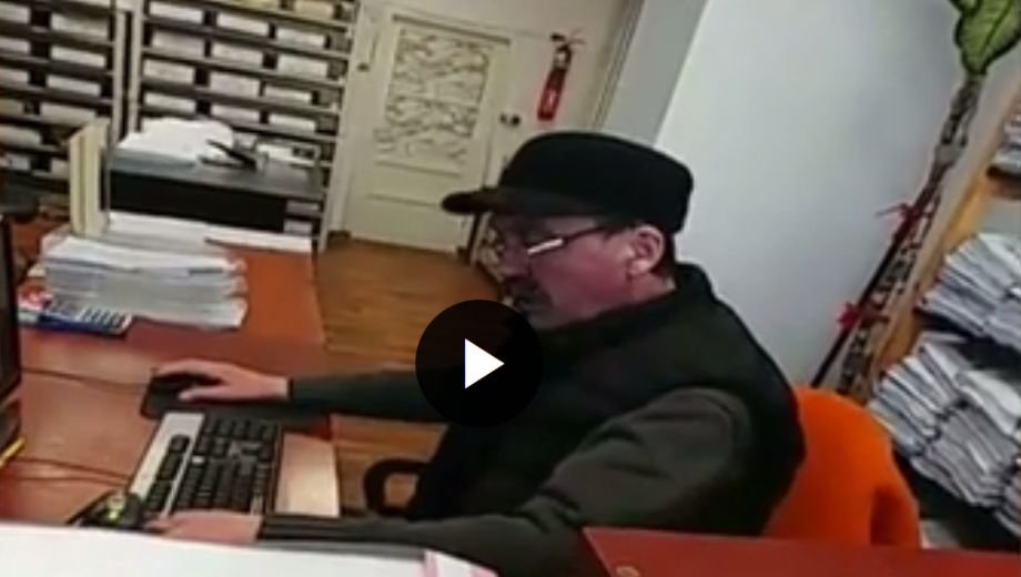 Un funcționar public din Sibiu a fost filmat în timp ce refuză să-și facă treaba. „Bă, tu mă iei pe mine la 11 metri?” - VIDEO