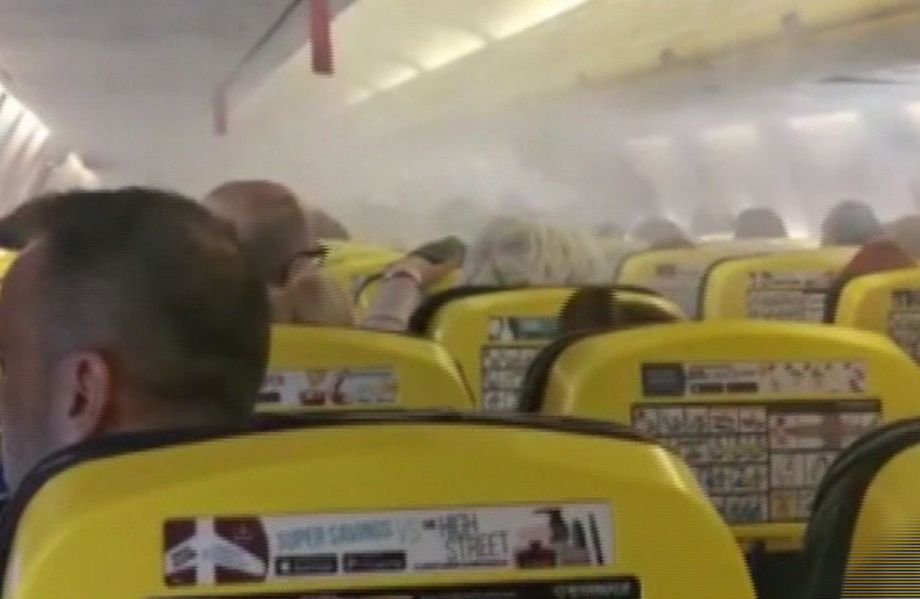 Fum și panică la bordul unui avion Ryanair care a aterizat de urgență pe Aeroportul Otopeni: Lichidul de degivrare ar fi ajuns la motor (VIDEO)