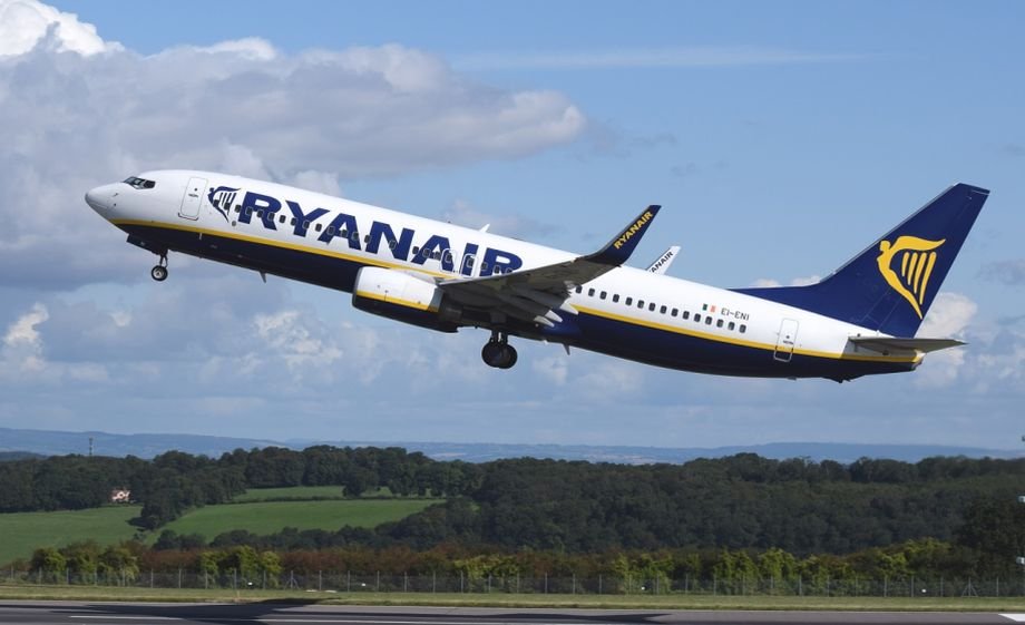Reacția Ryanair, după ce o aeronavă a companiei a aterizat de urgență pe Aeroportul Otopeni: Avionul este inspectat de tehnicieni pentru a stabili cauza fumului degajat