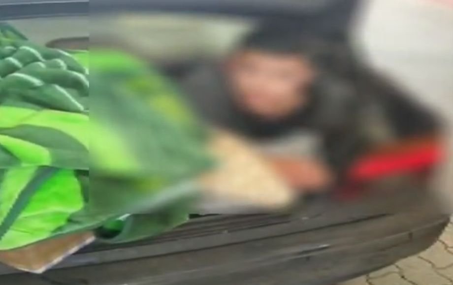 O mamă şi-a ascuns copilul în portbagajul maşinii, ca să-l ducă în Spania (Video)