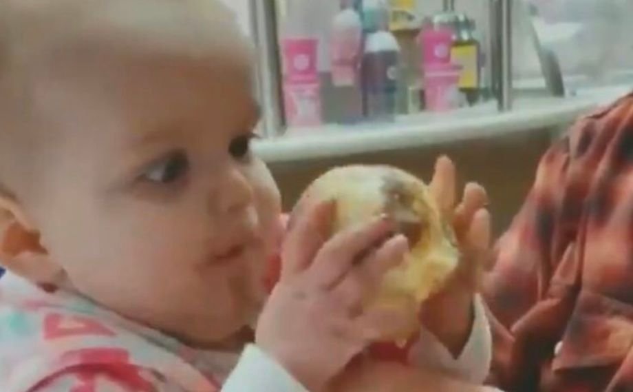 Reacţia uluitoare a unui bebeluş care gustă pentru prima oară îngheţată. Imaginile care au făcut înconjorul internetului (VIDEO)