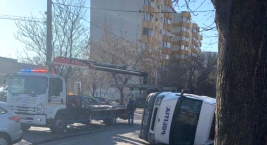 Accident în București, între o mașină a Poliției și alte două autoturisme. O polițistă în vârstă de 21 ani a fost rănită
