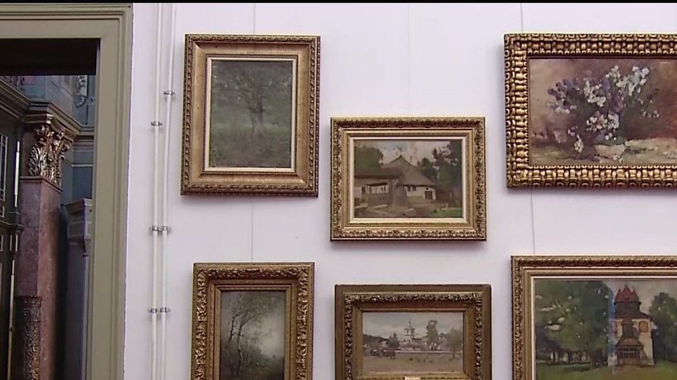 Colecţie impresionantă de tablouri, găsită în casa unei femei care ar fi lucrat pentru familia Ceauşescu - VIDEO
