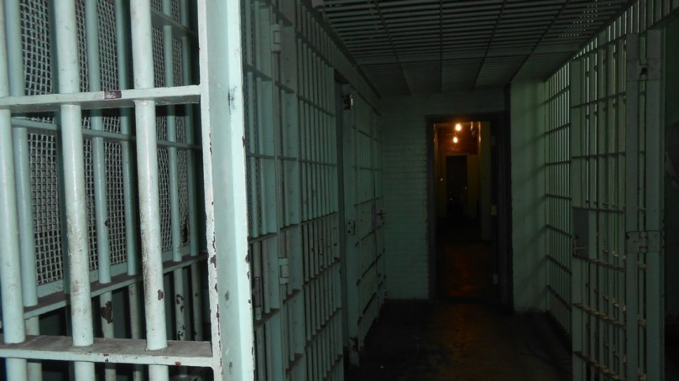 Un deţinut a fost prins când se pregătea să facă țuică în celulă