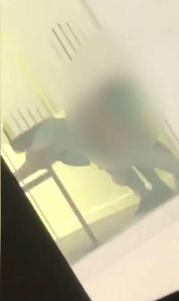 Intrase într-o sală de curs de la universitate, când a avut parte de o imagine neașteptă. Doi studenți făceau dragoste pe o bancă. „Vreți să veniți aici? Gândiți-vă din nou” (FOTO) 640212