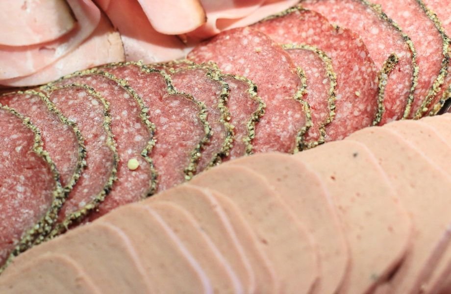 Picioare de porc cu păr şi salam cu colagen, printre neregulile majore descoperite de Protecţia Consumatorilor în carmangerii 