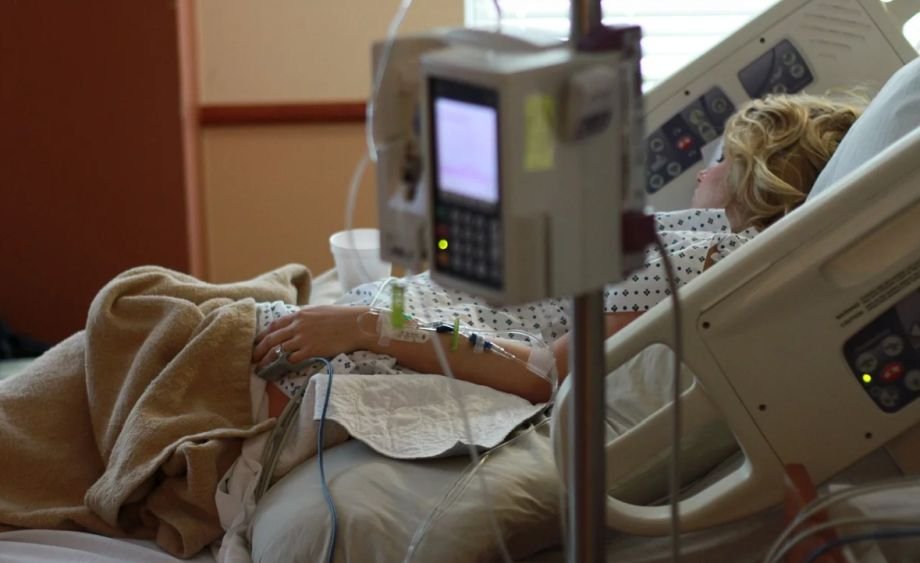 Un nou caz de meningită în România: O adolescentă de 17 ani a ajuns la spital