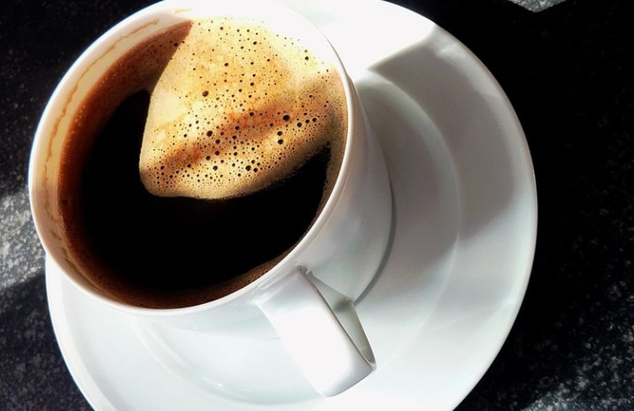 Cea mai sănătoasă cafea este cea simplă, neagră. Care este combinaţia absolut interzisă care dăunează ficatului