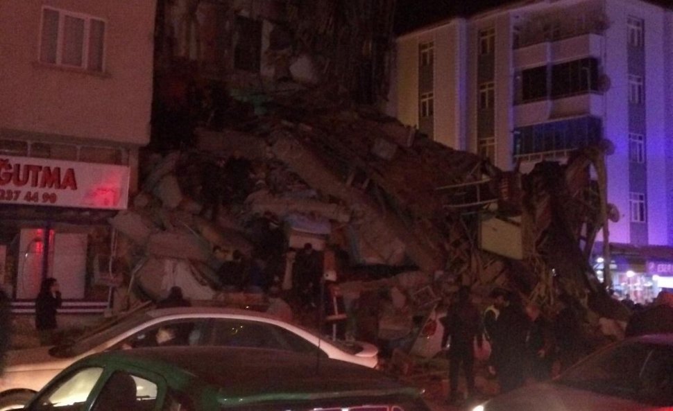 Cutremur de 6,8 grade în estul Turciei. Mai multe persoane au murit, iar numeroase clădiri au fost distruse