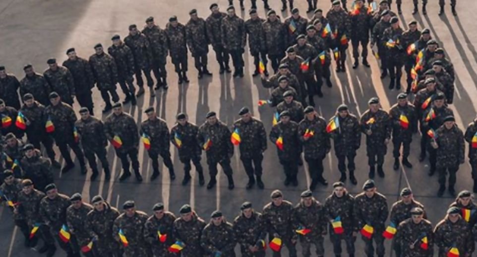 Imaginea devenită virală pe net: Cum au fost pozați mai mulți angajați MAPN, de Ziua Unirii Principatelor Române. „Să trăiască România!”