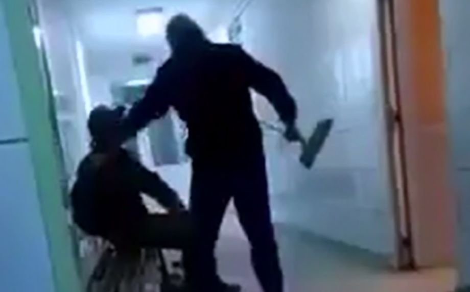 Imagini scandaloase la Spitalul de Urgenţă Reşiţa. Un om al străzii a fost bătut în spital și aruncat în ger 