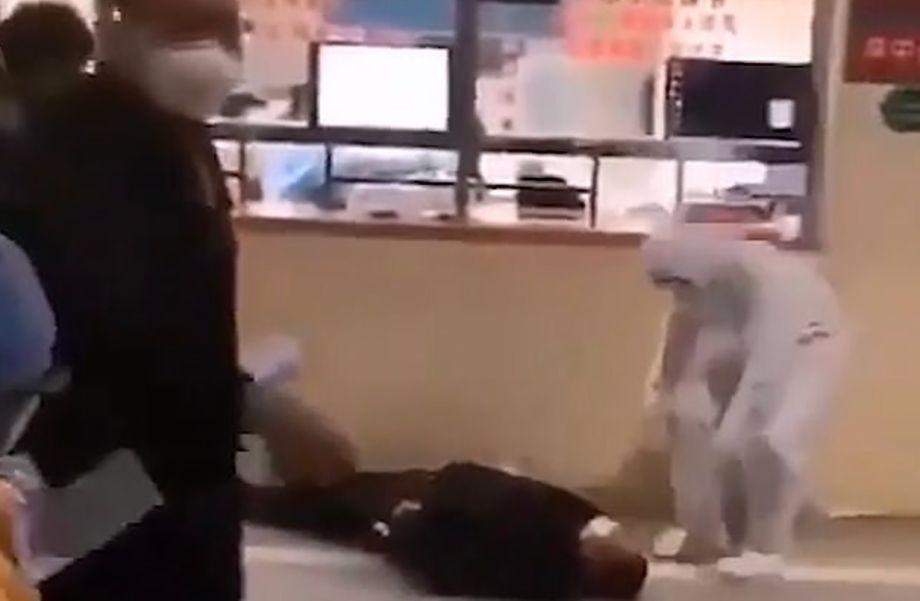Noul virus ucigaș continuă să se răspândească în China. Oamenii cad la pământ, din senin, pe stradă, în faţa trecătorilor îngroziţi - VIDEO 640457