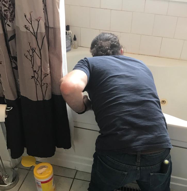 S-a întors de la serviciu și și-a găsit soțul în genunchi, lângă cadă. În acel moment a priceput totul și a început să plângă. Ce făcea bărbatul în baie - FOTO 640442