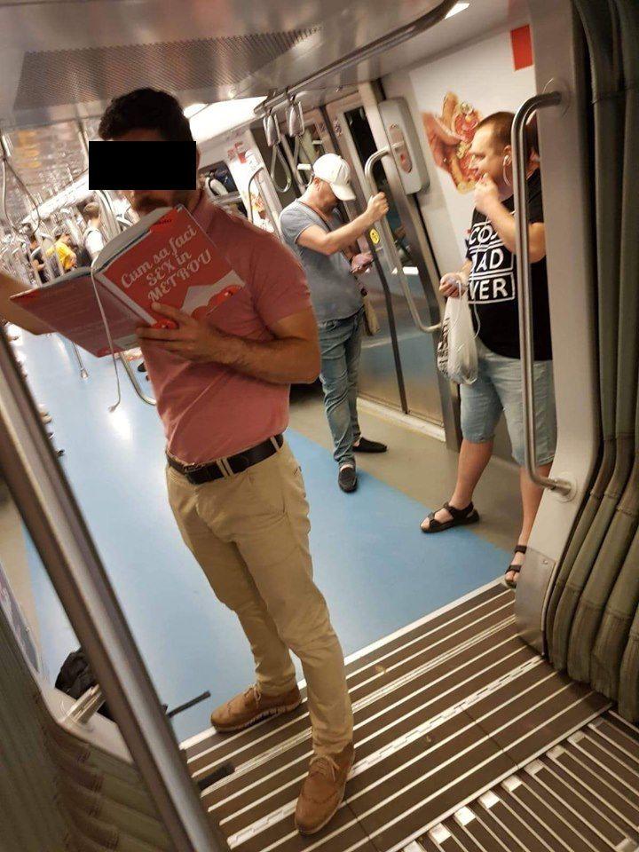 Se urcase în metroul din București, când a văzut ceva cu totul neașteptat. A scos imediat telefonul și a făcut o poză, pe care a postat-o pe o rețea de socializare. În scurt timp, s-a viralizat. „E o nebunie!” (FOTO) 640537