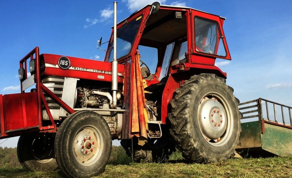 Bărbat găsit mort într-o pădure din Prahova, după ce s-a răsturnat cu tractorul