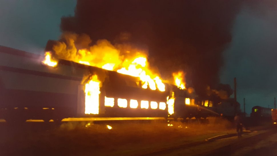 Locomotiva unui tren a luat foc în județul Hunedoara. Zeci de pompieri au intervenit