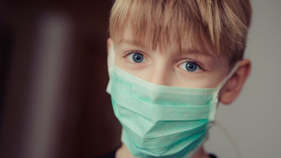Cum purtăm corect masca de protecţie. Sfaturile unui medic pentru a preveni răspândirea virusului gripal