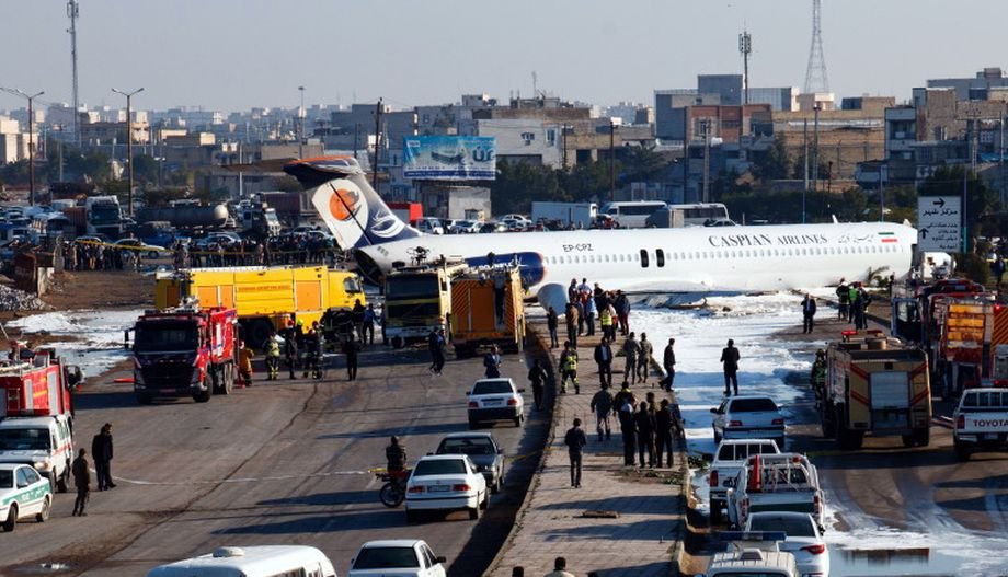 Imagini incredibile din Iran: Un avion cu 135 de pasageri a ajuns pe autostradă! VIDEO