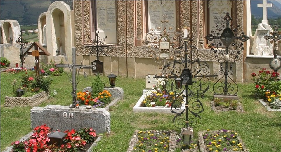 Caz șocant la Buzău. Cadavrul mumificat al unei femei necunoscute a fost găsit abandonat într-un cavou, așezat pe o masă și acoperit cu un cearșaf