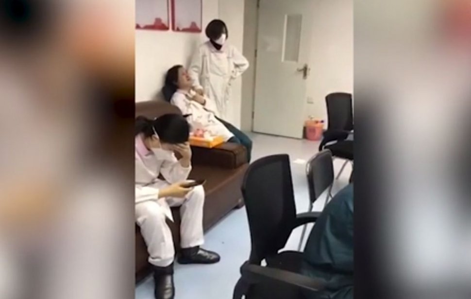 Imagini tulburătoare filmate într-un spital din Wuhan! Un medic izbucnește în lacrimi: „Nu mai rezist” - VIDEO