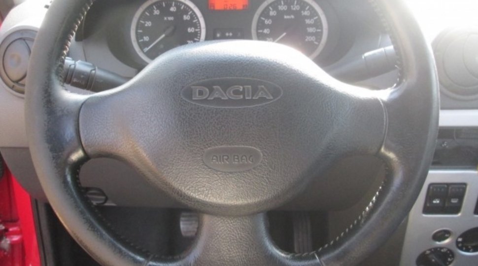 Incredibil. Cu cât vinde un român o Dacia Logan cu aproape 400.000 de kilometri rulați
