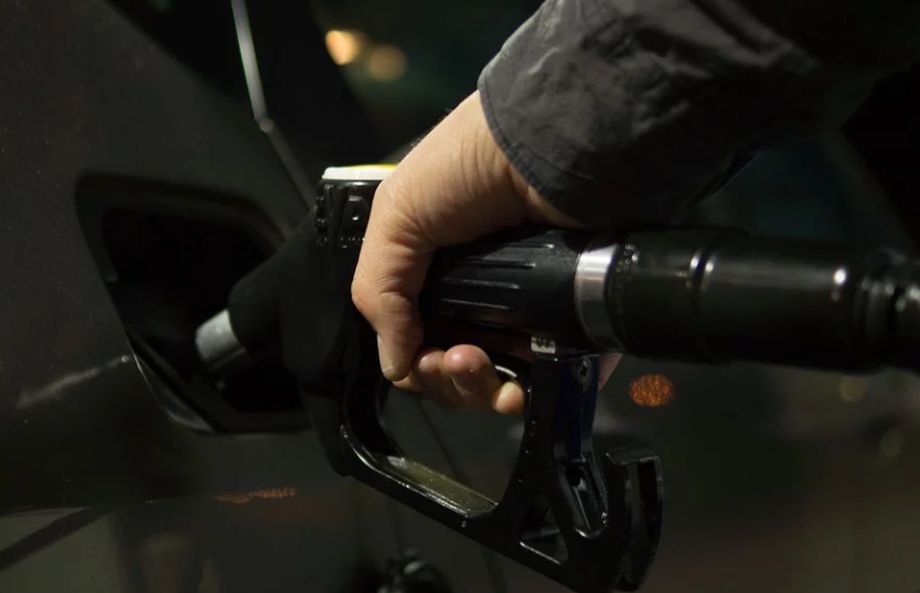 Orban: „Pentru benzină standard preţul la pompă a scăzut cu 32 de bani”