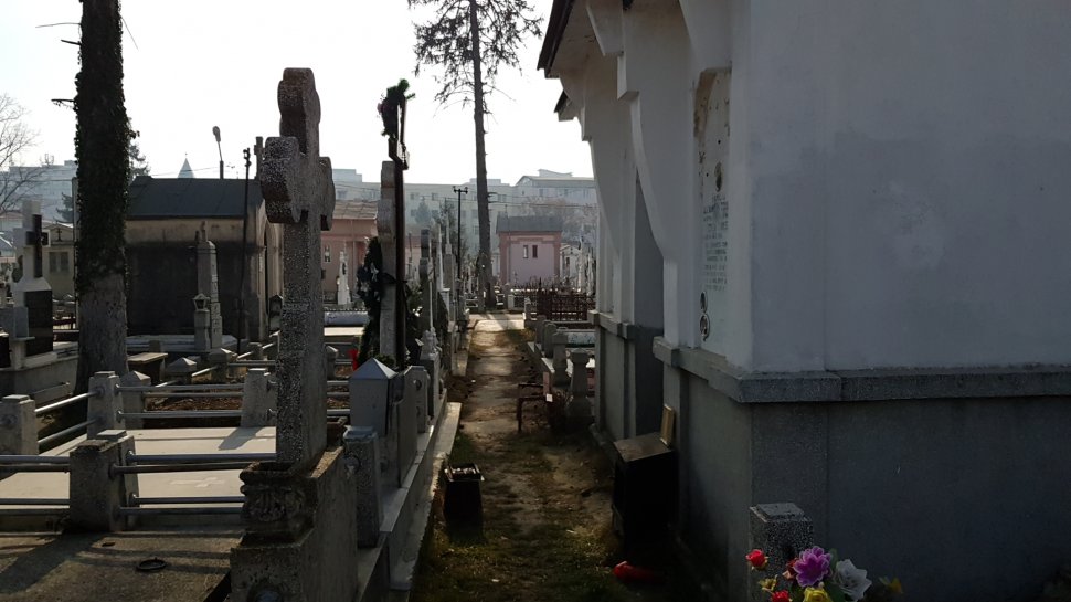 Un buzoian a mers la cimitir să facă ordine în cavou. Când a descuiat capela mortuară i s-au înmuiat genunchii! „Era abandonat pe masă!”