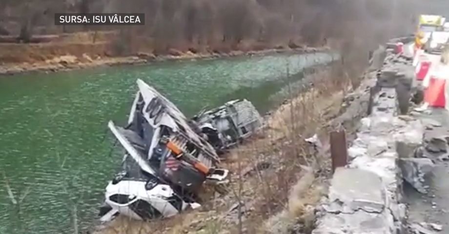 Maşini căzute în râul Olt după ce platforma pe care erau a lovit un parapet: A fost găsit și cel de-al doilea autoturism