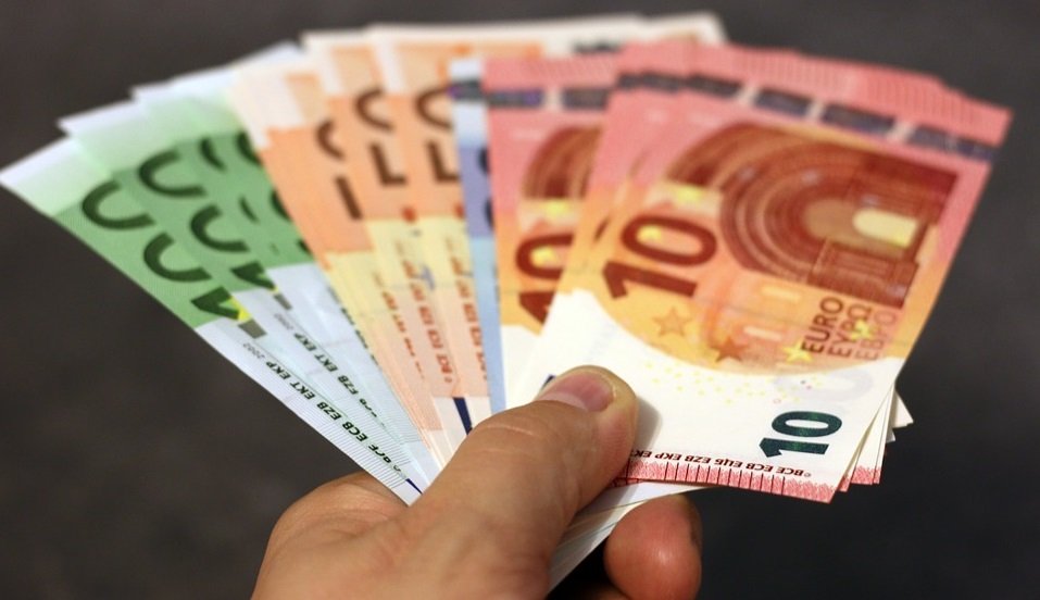 CURS VALUTAR 31 ianuarie 2020. Euro scade spre 4,77 lei