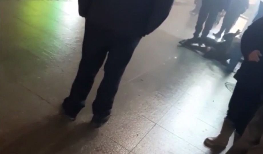 Un jandarm din Cluj a fost filmat când trântește la pământ, lovește cu piciorul și înjură un bărbat. „Stai jos că te rup în două” - VIDEO