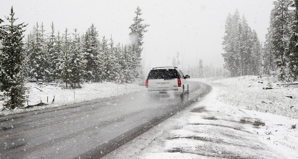 Avertizări meteo de ninsori şi viscol în mai multe zone ale ţării