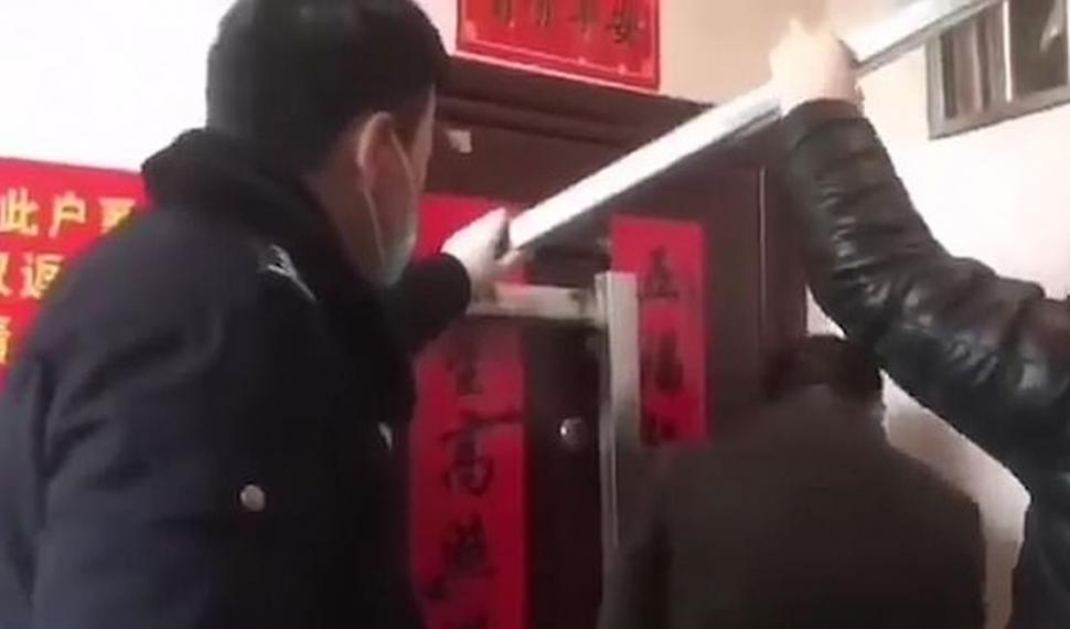 Familie blocată în propria locuință, cu bare de oțel, în China de teama răspândirii virusului