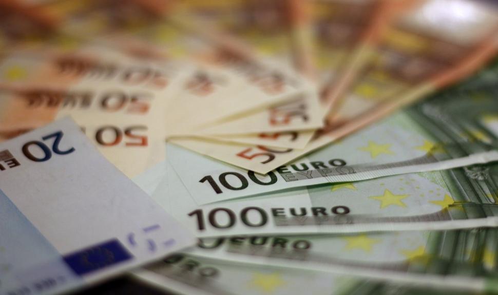 Europenii cu prea mulți bani, la propriu! Băncile nu mai au spații să depoziteze sumele record