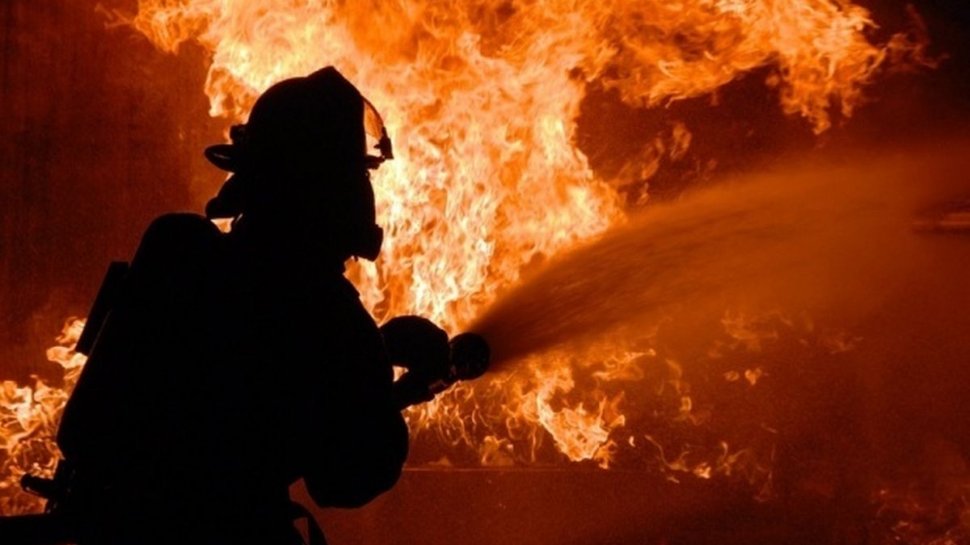 Incendiu puternic, în Capitală. O casă a fost cuprinsă de flăcări - VIDEO