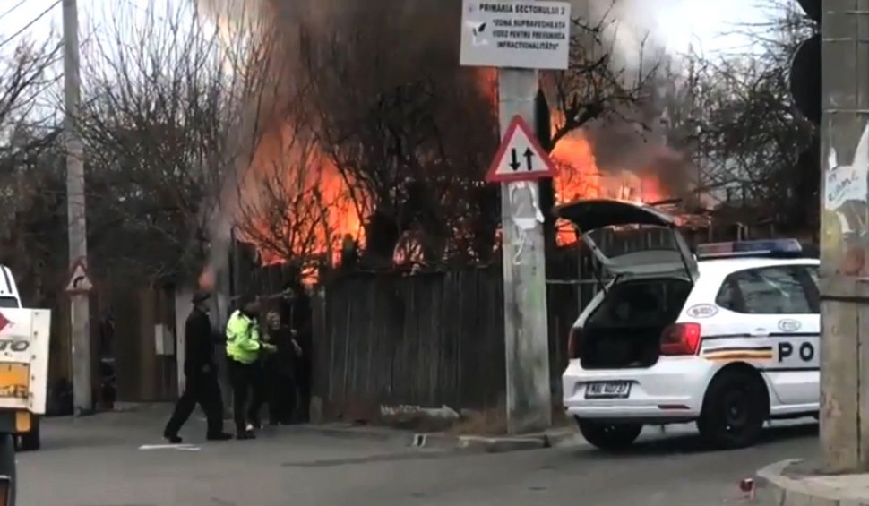 Intervenție dramatică în Capitală! Doi bătrâni au fost salvați în ultima clipă din flăcările care le-au cuprins locuința