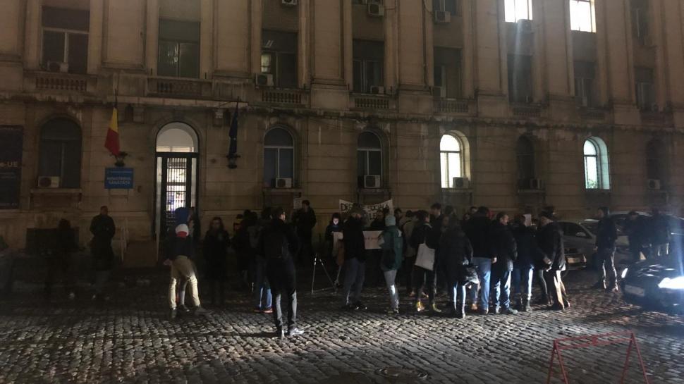 Protest în fața Ministerului Sănătății! Zeci de persoane își exprimă nemulțumirea față de privatizarea sistemului de sănătate 642437